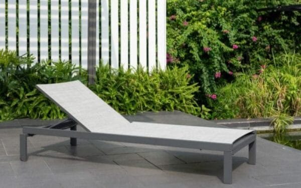 Ghế Tắm Nắng Urbanite Stacking Wheel Lounger
