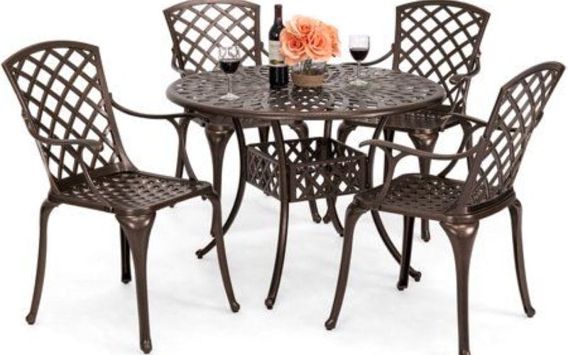 Bàn ghế đúc hợp kim nhôm hình tròn - Thiết kế cổ điển lọt top bộ bàn ghế ngoài trời đáng mua nhất năm 2025