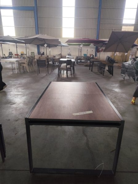 Bàn đơn khung sắt mặt gỗ vân tự nhiên phong cách hiện đại