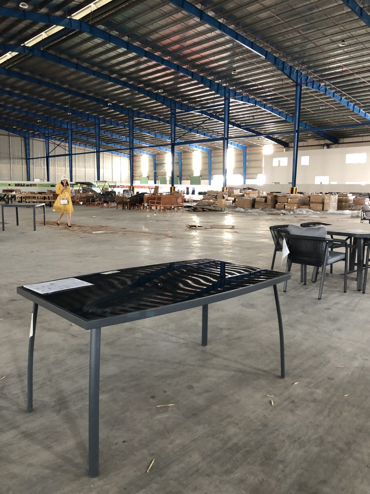 Bàn đơn mặt kính đen khung thép hiện đại tối giản