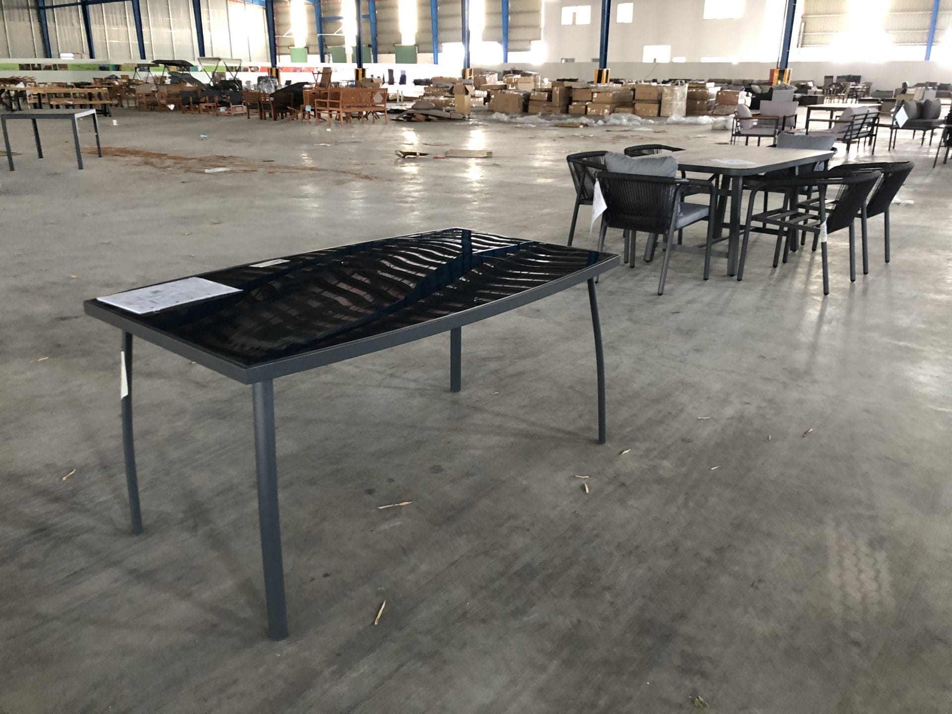 Bàn đơn mặt kính đen khung thép hiện đại tối giản