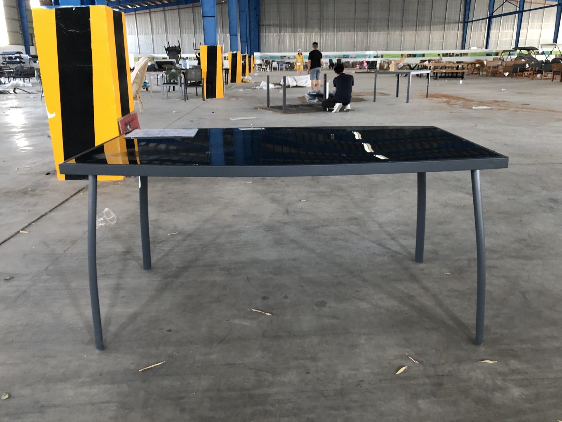 Bàn đơn mặt kính đen khung thép hiện đại tối giản