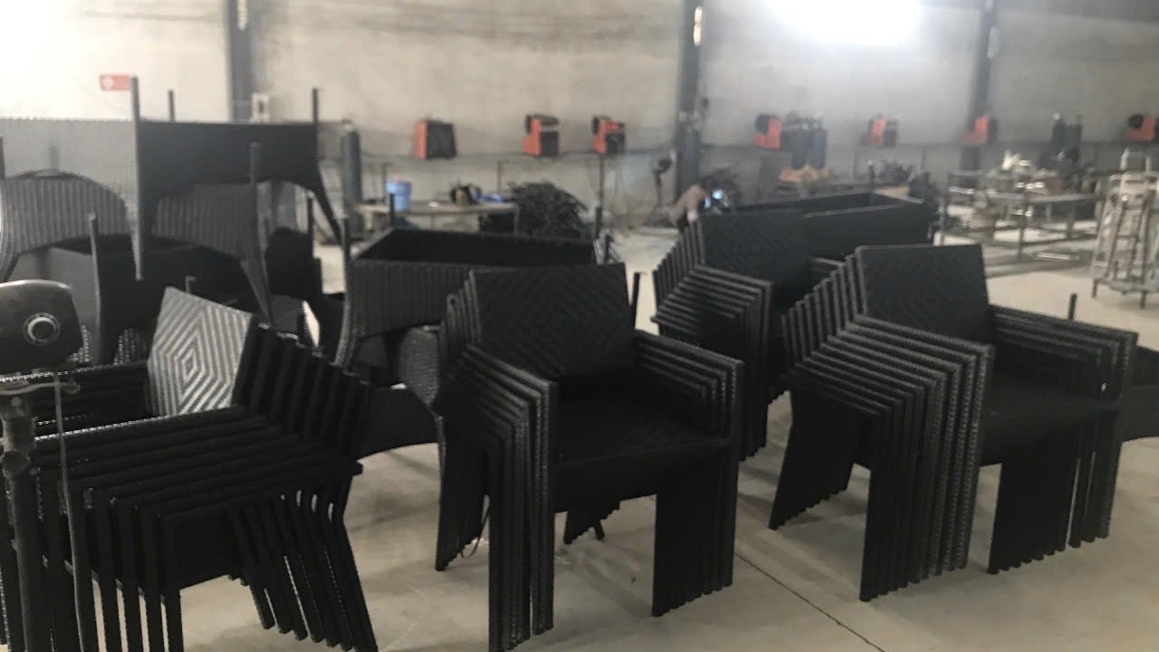 Xu hướng nội thất ngoài trời thân thiện môi trường 2026 bạn không thể bỏ qua Bàn ghế cafe Industrial nhôm sắt xu hướng F&B 2026