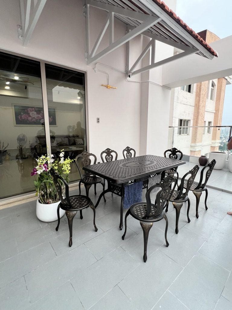 Bộ Bàn Ghế Nhôm Đúc Tròn 4 Ghế Hoa Văn Tinh Xảo Màu Đồng Cao Cấp