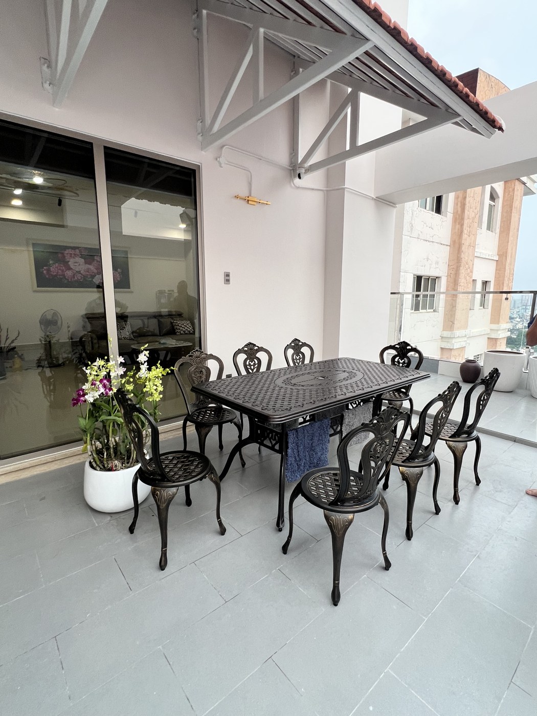 Bộ Bàn Ghế Nhôm Đúc Tròn 4 Ghế Hoa Văn Tinh Xảo Màu Đồng Cao Cấp