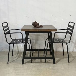 Combo bàn ngoài trời gỗ thông và 2 ghế sắt C - hình 1