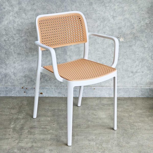 Ghế nhựa đúc lưới giả mây mắt cáo có tay tựa - hình 1