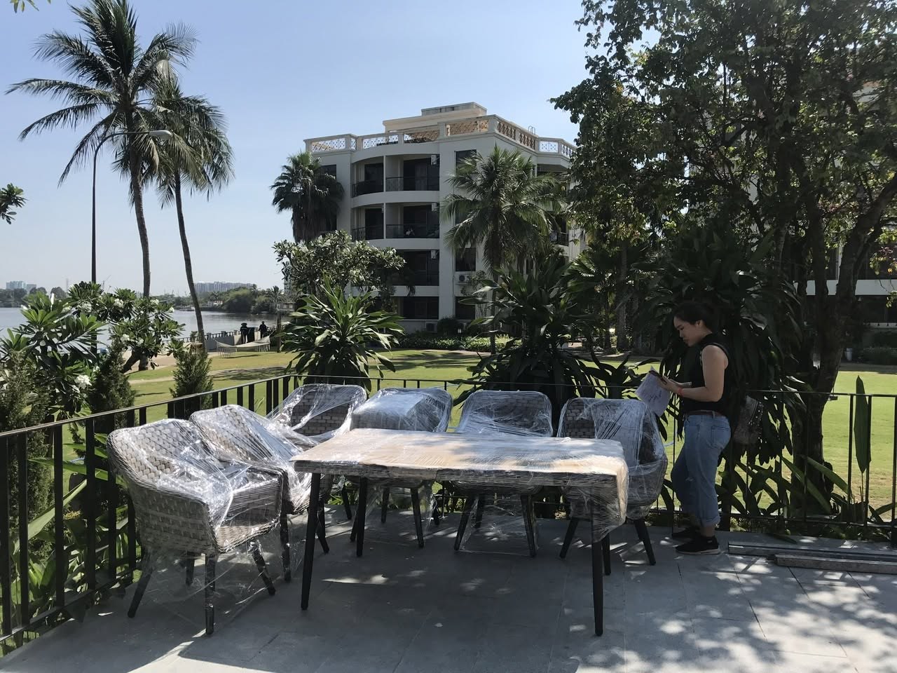 Mở quán cafe cần bao nhiêu bộ bàn ghế? Công thức tính số bàn ghế quán cafe chuẩn bố trí bàn ghế quán cafe hợp lý