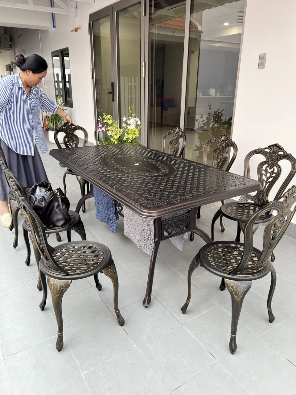 Bộ bàn ghế nhôm đúc 2 ghế hoa văn cổ điển đen – Sang trọng ngoài trời