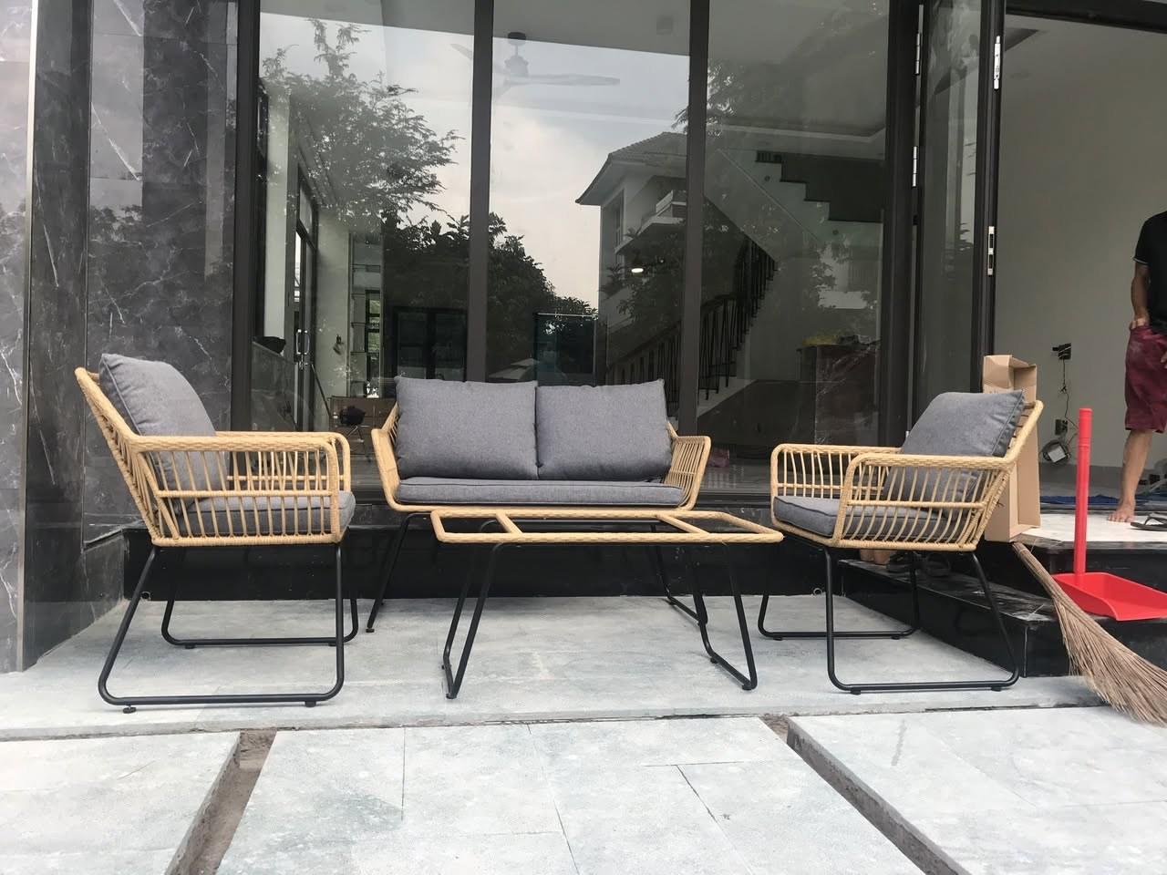 bố trí bàn ghế quán cafe sân vườn tối ưu chỗ ngồi